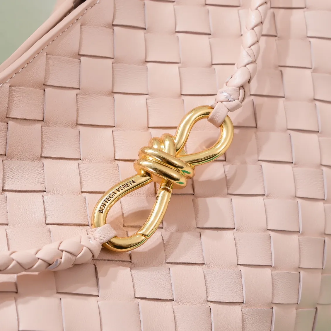 The 2023 new Andiamo batch of 2260 BV has been shipped‼ ️Really popular🔥The new Andiamo woven handbag launched by Bottega Veneta this season is really popular all over the world! ! Celebrities at home and abroad have worn it, and Oscar-winning actress Michelle Yeoh has taken it out on the street. Song Jia, Trai Yara, Yu Feihong, Sanji Ayaka, Rosie Hunting-Whiteley, Yoshioka Riho, etc. have all picked up this bag. It is classic and versatile, showing off its temperament, and the bag capacity is also large, which is very convenient for daily commuting! ! A variety of carrying methods, the shoulder straps can be adjusted by yourself, the original lambskin feels soft and delicate, and the unisex style breaks gender boundaries and brings a more practical and longer-lasting use experience. Andiamo, which has both elegant and casual styles, perfectly interprets the true appearance of "fashionable old money style". Style number: 8463 Size: 32*24*12
